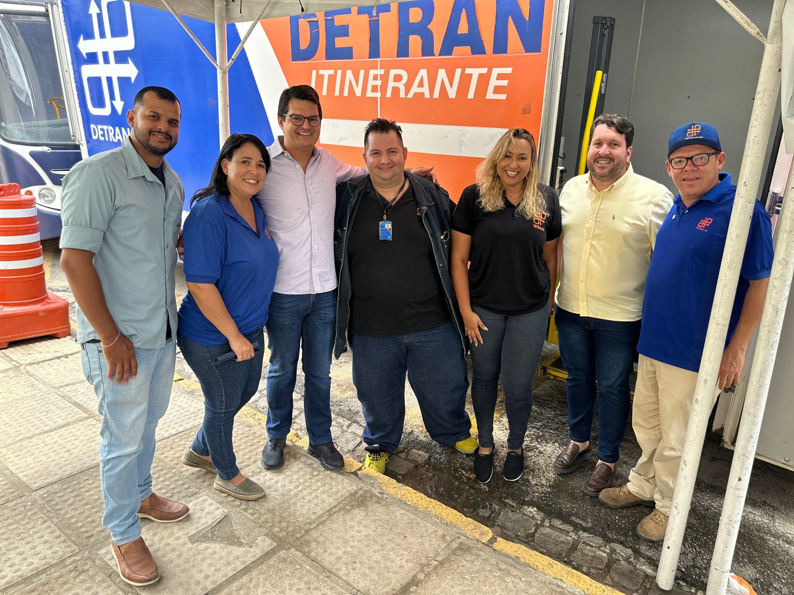 Equipe Detran-PE em frente ao Detran Itinerante