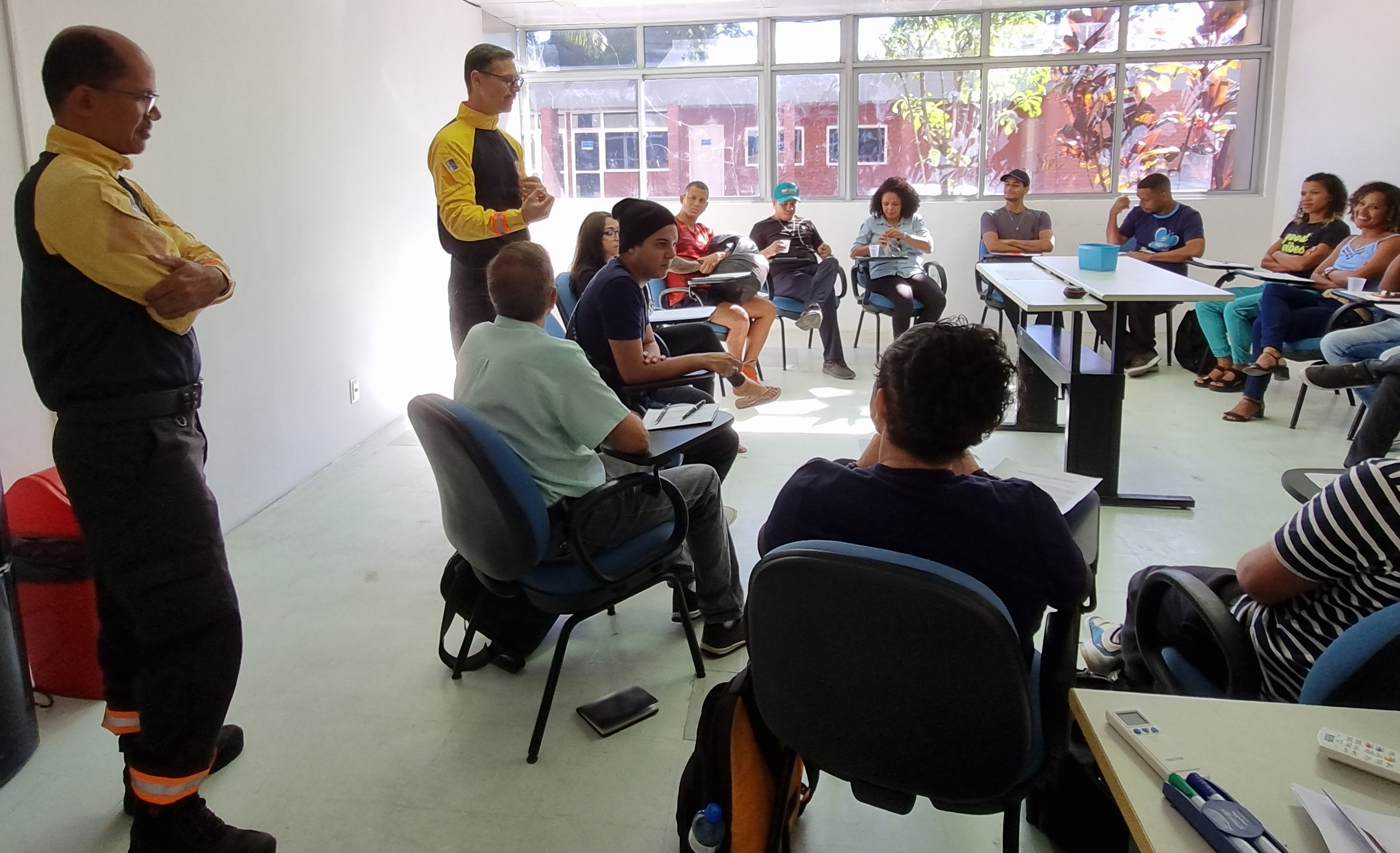 Agentes de trânsito ministrando capacitação
