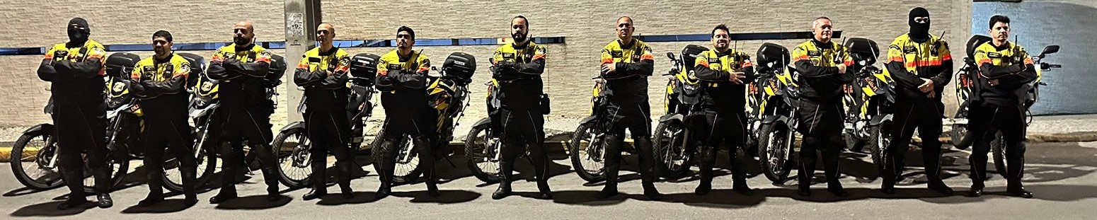 Foto colorida com agentes batedores do Detran-PE perfilados lado a lado