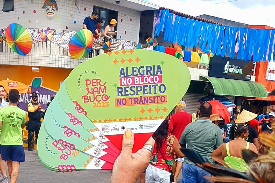 Na foto, leque educativo do DETRAN-PE, que foi distribuído durante todos os festejos carnavalescos do Estado.