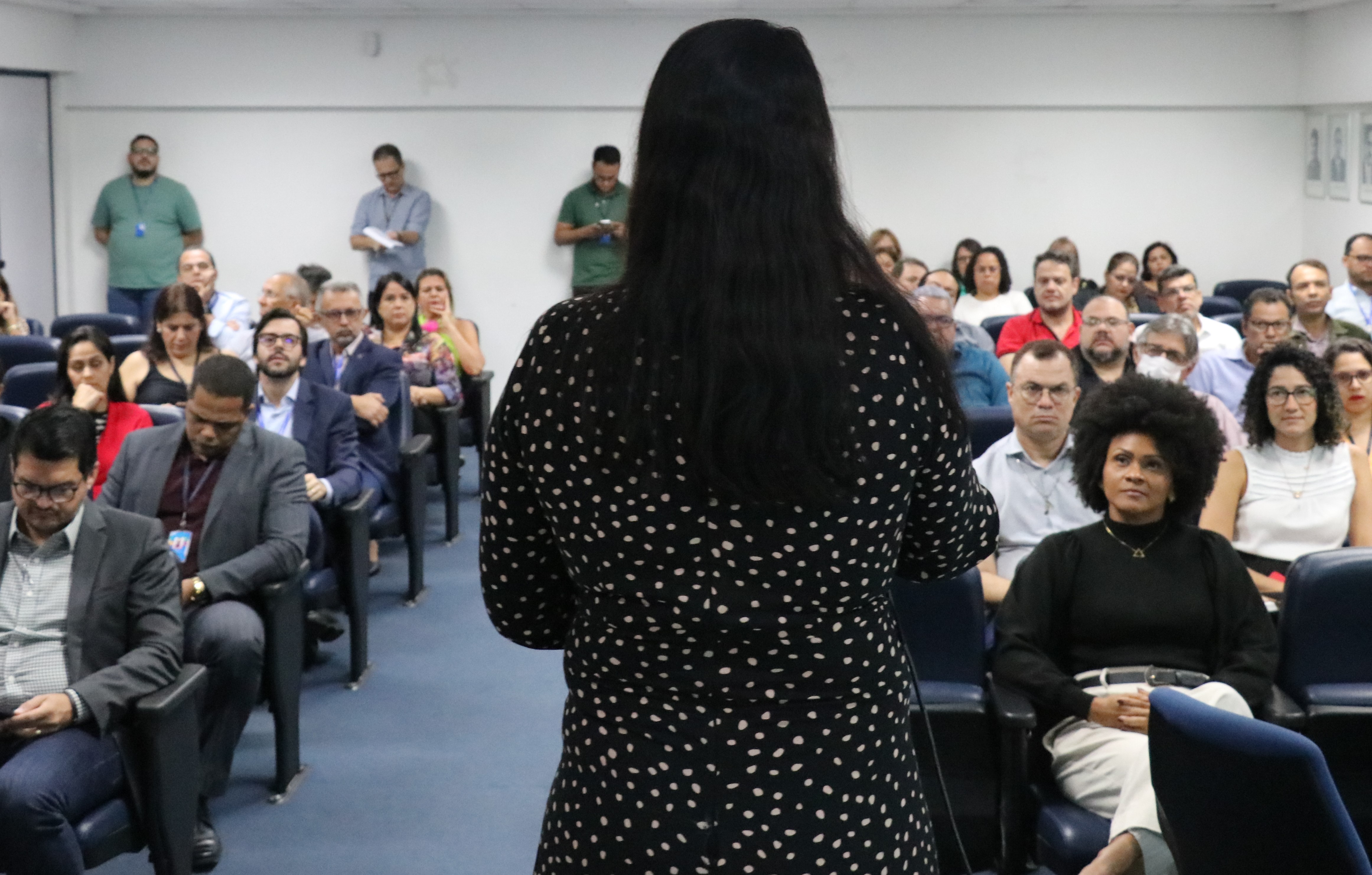 Foto de palestrante e plateia