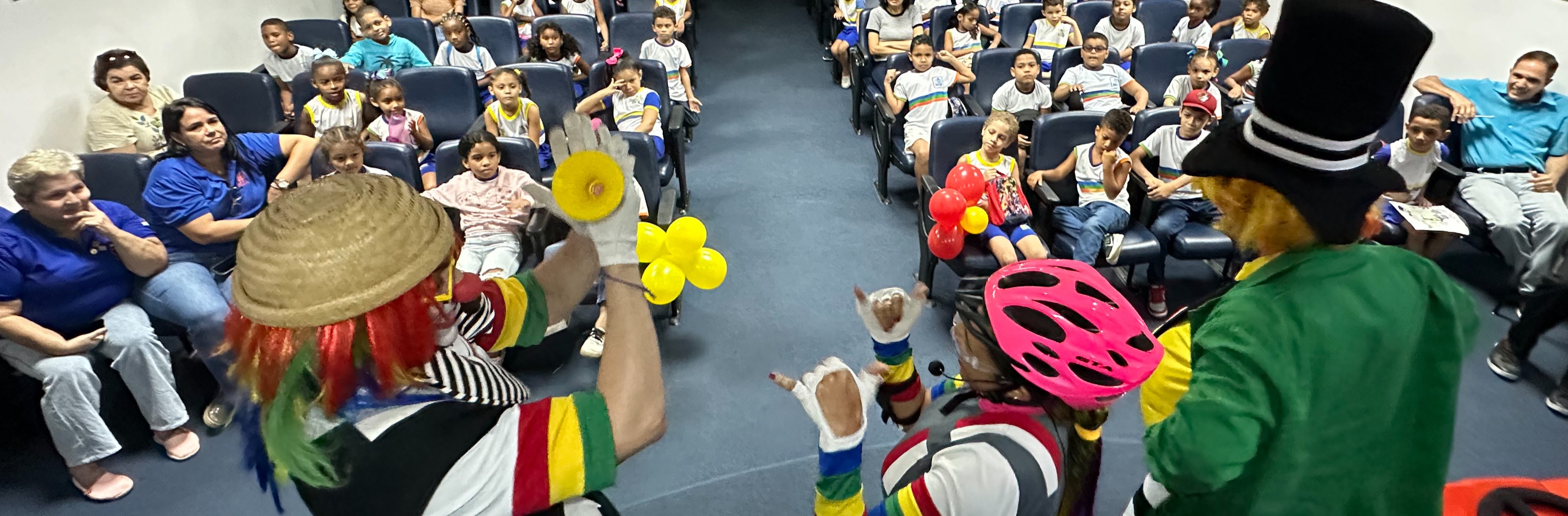 Foto da turma do Fom-Fom com crianças