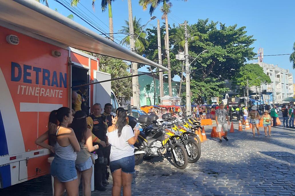 Caminhão do DETRAN Itinerante e agentes de trânsito nas prévias carnavalescas em Olinda 