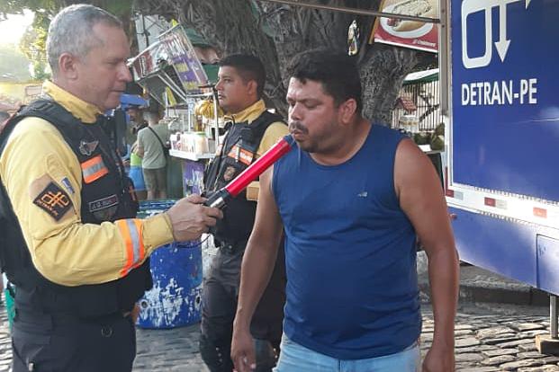 Agente de trânsito do DETRAN-PE fazendo o bafómetro em um folião que estava nas prévias carnavalescas de Olinda. 