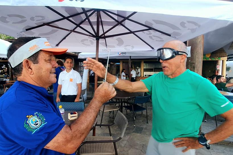 Educador de Trânsito da Coordenadoria de Educação de Trânsito, Imprensa e Publicidade Institucional, realizando o óculos que simulam embriaguez em cidadão que frequentava a Vila de Porto de Galinhas. 
