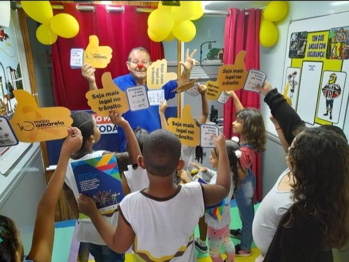 O Departamento Estadual de Trânsito (Detran-PE) reforçou as ações educativas do Maio Amarelo, com um dia exclusivo, voltado para estudantes das redes pública e privada estadual. O “Dia D” aconteceu nesta segunda-feira (29), com palestras e atividades lúdicas, em 21 escolas de sete municípios da Região Metropolitana do Recife. A ação ocorreu em dois turnos, manhã e tarde, com o propósito de ampliar o conhecimento dos estudantes sobre as normas de trânsito. O Maio Amarelo é um movimento de conscientização da sociedade sobre a segurança no trânsito, que utiliza a cor amarela como símbolo de atenção.