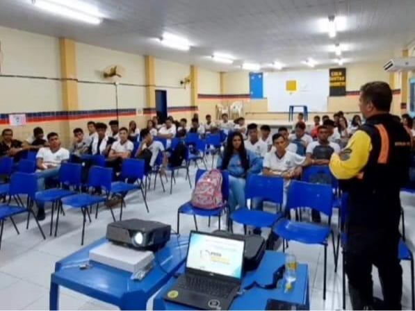 O Departamento Estadual de Trânsito (Detran-PE) reforçou as ações educativas do Maio Amarelo, com um dia exclusivo, voltado para estudantes das redes pública e privada estadual. O “Dia D” aconteceu nesta segunda-feira (29), com palestras e atividades lúdicas, em 21 escolas de sete municípios da Região Metropolitana do Recife. A ação ocorreu em dois turnos, manhã e tarde, com o propósito de ampliar o conhecimento dos estudantes sobre as normas de trânsito. O Maio Amarelo é um movimento de conscientização da sociedade sobre a segurança no trânsito, que utiliza a cor amarela como símbolo de atenção.
