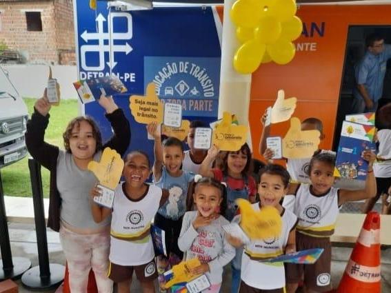 O Departamento Estadual de Trânsito (Detran-PE) reforçou as ações educativas do Maio Amarelo, com um dia exclusivo, voltado para estudantes das redes pública e privada estadual. O “Dia D” aconteceu nesta segunda-feira (29), com palestras e atividades lúdicas, em 21 escolas de sete municípios da Região Metropolitana do Recife. A ação ocorreu em dois turnos, manhã e tarde, com o propósito de ampliar o conhecimento dos estudantes sobre as normas de trânsito. O Maio Amarelo é um movimento de conscientização da sociedade sobre a segurança no trânsito, que utiliza a cor amarela como símbolo de atenção.