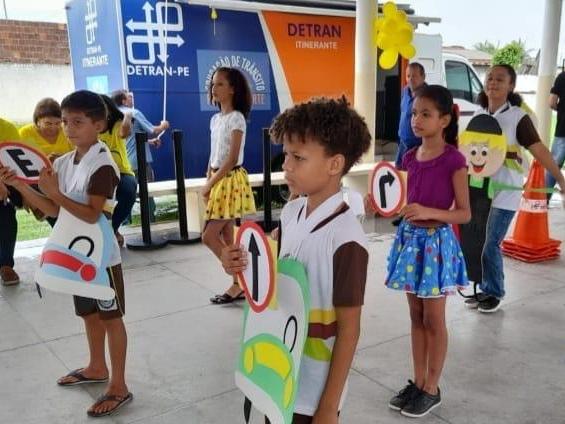 O Departamento Estadual de Trânsito (Detran-PE) reforçou as ações educativas do Maio Amarelo, com um dia exclusivo, voltado para estudantes das redes pública e privada estadual. O “Dia D” aconteceu nesta segunda-feira (29), com palestras e atividades lúdicas, em 21 escolas de sete municípios da Região Metropolitana do Recife. A ação ocorreu em dois turnos, manhã e tarde, com o propósito de ampliar o conhecimento dos estudantes sobre as normas de trânsito. O Maio Amarelo é um movimento de conscientização da sociedade sobre a segurança no trânsito, que utiliza a cor amarela como símbolo de atenção.