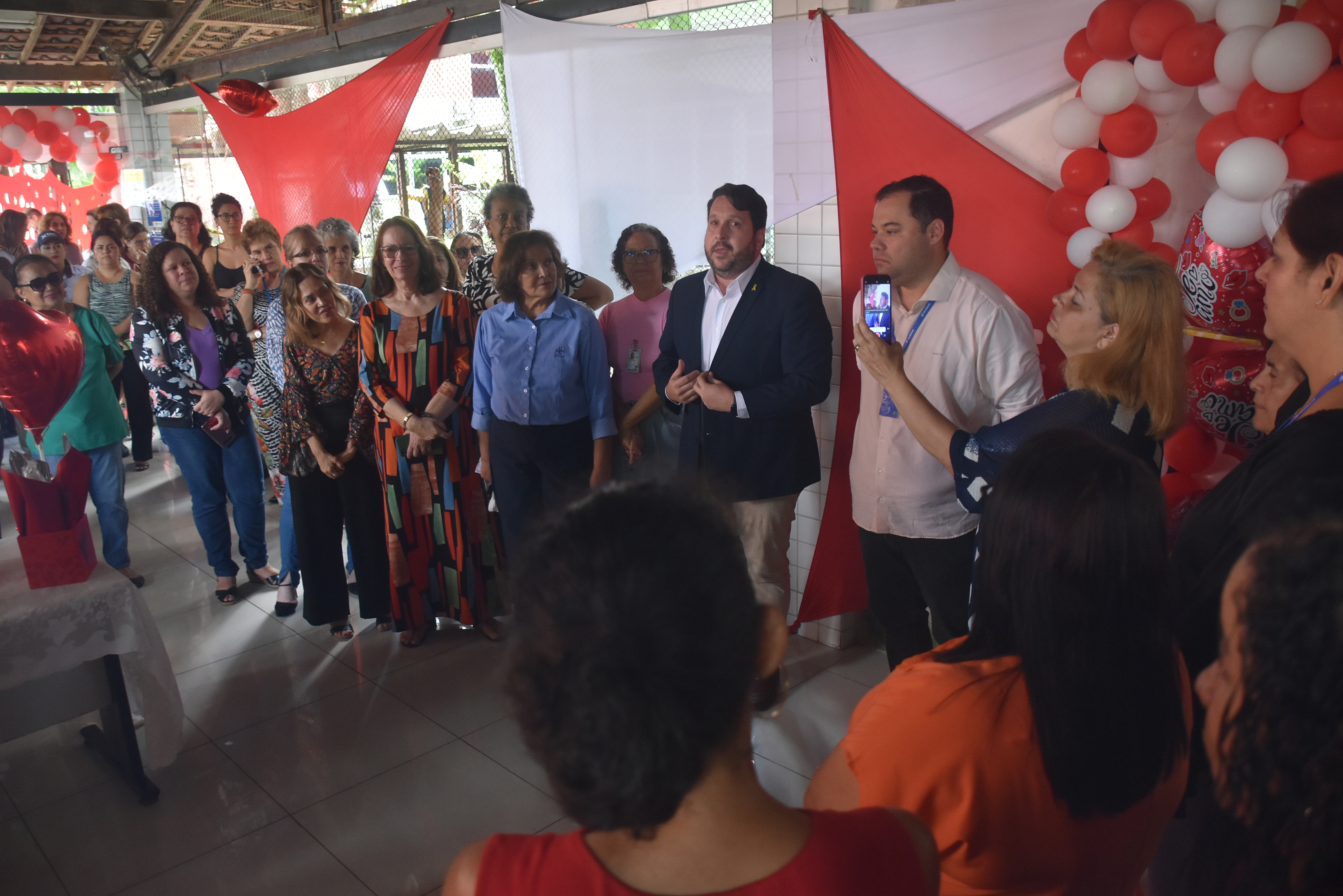 Todas as mães servidoras do Detran-PE, lotadas na sede do órgão, ganharam na manhã de hoje (10), comemoração antecipada pelo Dia das Mães, festejado neste domingo (14). No refeitório lotado, o diretor-geral, André Trajano, e o diretor de gestão, Raul Menezes, recepcionaram as mães com uma decoração especial, destacando a data.
