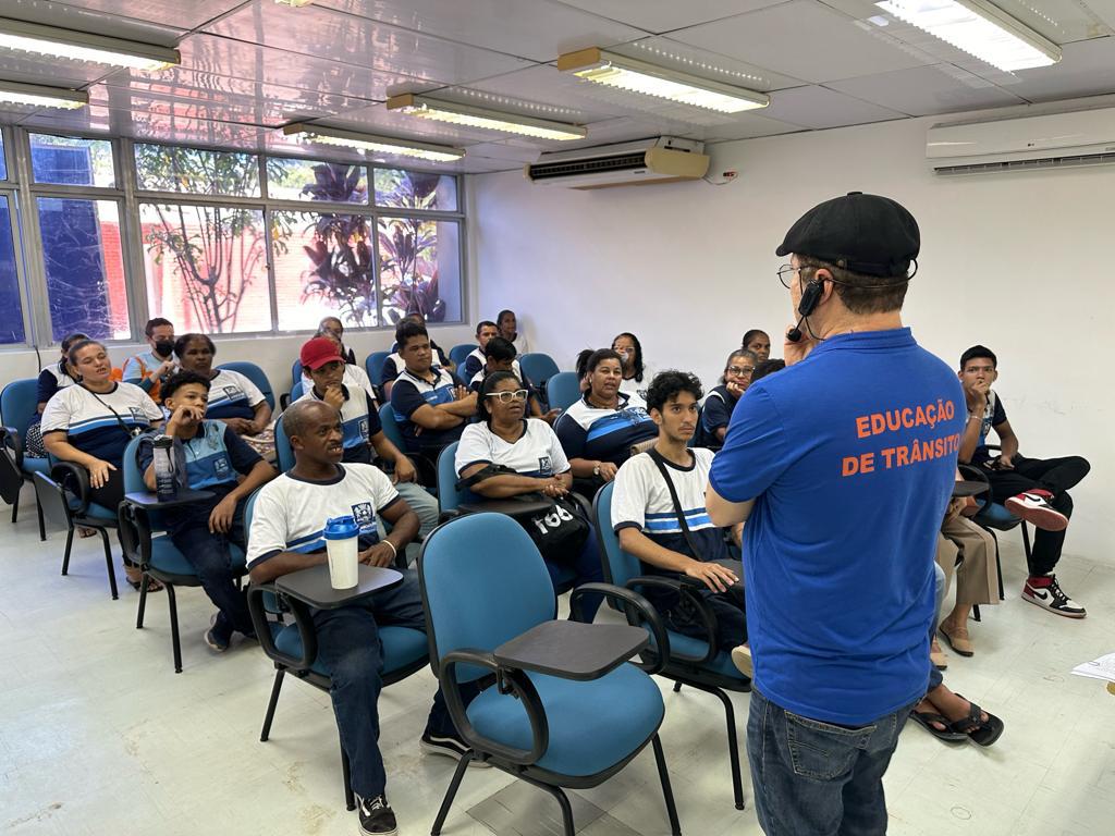 Sala de aula com alunos da Escola Pública de Trânsito