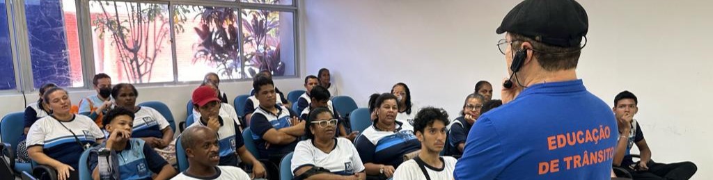 Sala de aula com alunos da Escola Pública de Trânsito