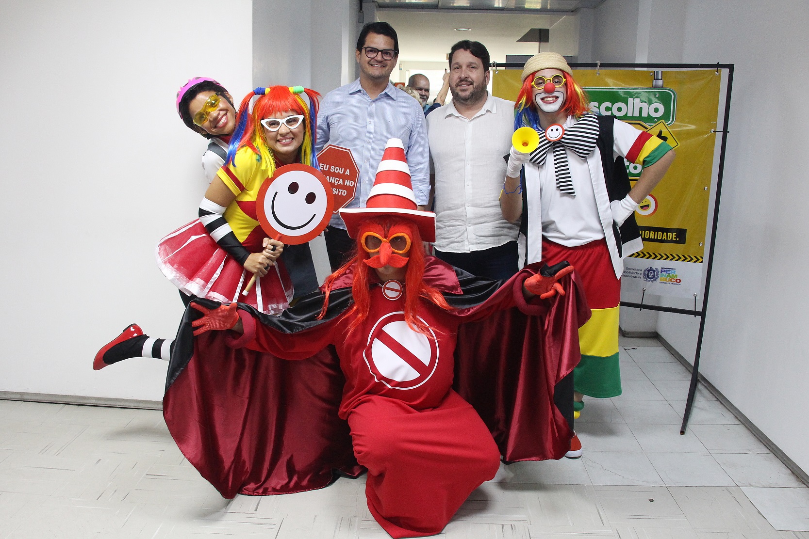 Com 82 ações educativas e um alcance de 24,6 mil pessoas, em mais de 80 cidades de todas as regiões de Pernambuco, o Departamento Estadual de Trânsito (Detran-PE) divulgou os dados do Maio Amarelo, hoje (2). A apresentação ocorreu no auditório do órgão, localizado no bairro da Iputinga, Zona Oeste do Recife, com a participação de organizações públicas, empresas privadas e demais parceiros da campanha. O Maio Amarelo é um movimento de conscientização da população para a segurança no trânsito. Este ano, com o tema “No trânsito, escolha a vida”, a campanha completou 10 anos, e contou ainda com o slogan “Em Pernambuco, a vida é sempre prioridade”. Na abertura, o diretor-geral do Detran-PE, André Trajano, resumiu as principais iniciativas desenvolvidas durante todo o mês de maio. As atividades presenciais em escolas, chegaram a 27 unidades das redes pública e particular. Incluindo a atuação com o programa Professor Amigo do Trânsito (PAT), foram mais de 400 escolas alcançadas. Na desenrolar da campanha, executada pelas equipes da Superintendência de Educação de Trânsito, Imprensa e Publicidade Institucional e agentes da Fiscalização de Trânsito, além de atividades em escolas, aconteceram caminhadas, blitz educativas com motoristas e motociclistas, ações para ciclistas, em bares e empresas. Também houve palestras, atuação em vagas prioritárias, como também cursos, desenvolvidos pela Escola Pública de Trânsito (EPT).