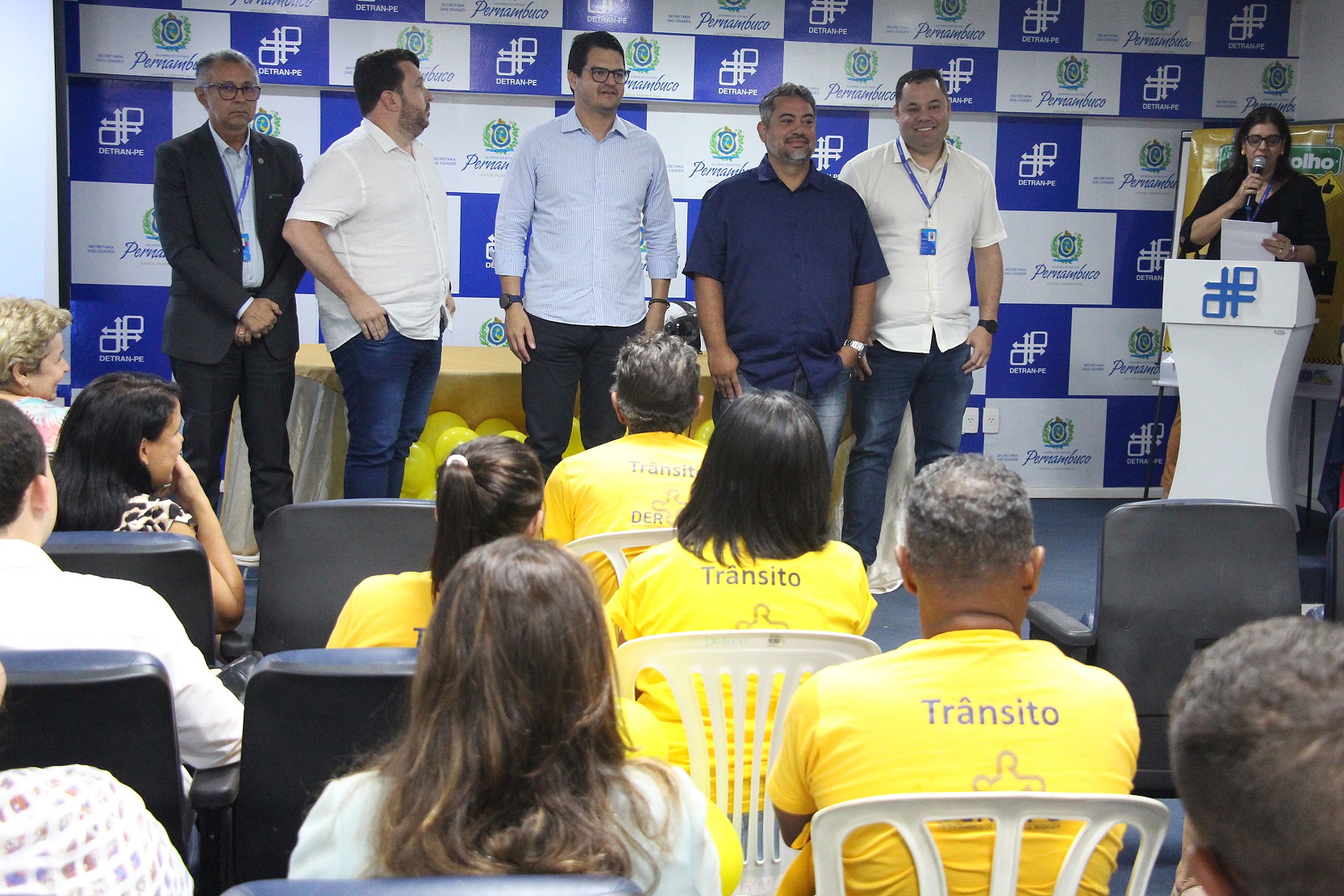 Com 82 ações educativas e um alcance de 24,6 mil pessoas, em mais de 80 cidades de todas as regiões de Pernambuco, o Departamento Estadual de Trânsito (Detran-PE) divulgou os dados do Maio Amarelo, hoje (2). A apresentação ocorreu no auditório do órgão, localizado no bairro da Iputinga, Zona Oeste do Recife, com a participação de organizações públicas, empresas privadas e demais parceiros da campanha. O Maio Amarelo é um movimento de conscientização da população para a segurança no trânsito. Este ano, com o tema “No trânsito, escolha a vida”, a campanha completou 10 anos, e contou ainda com o slogan “Em Pernambuco, a vida é sempre prioridade”. Na abertura, o diretor-geral do Detran-PE, André Trajano, resumiu as principais iniciativas desenvolvidas durante todo o mês de maio. As atividades presenciais em escolas, chegaram a 27 unidades das redes pública e particular. Incluindo a atuação com o programa Professor Amigo do Trânsito (PAT), foram mais de 400 escolas alcançadas. Na desenrolar da campanha, executada pelas equipes da Superintendência de Educação de Trânsito, Imprensa e Publicidade Institucional e agentes da Fiscalização de Trânsito, além de atividades em escolas, aconteceram caminhadas, blitz educativas com motoristas e motociclistas, ações para ciclistas, em bares e empresas. Também houve palestras, atuação em vagas prioritárias, como também cursos, desenvolvidos pela Escola Pública de Trânsito (EPT).