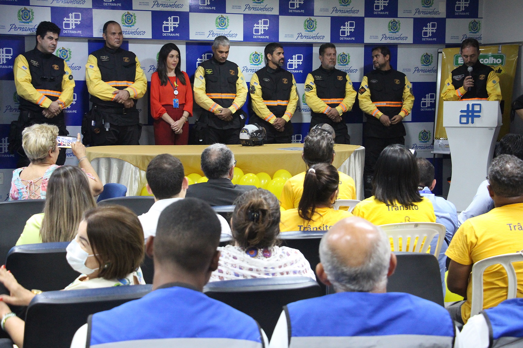 Com 82 ações educativas e um alcance de 24,6 mil pessoas, em mais de 80 cidades de todas as regiões de Pernambuco, o Departamento Estadual de Trânsito (Detran-PE) divulgou os dados do Maio Amarelo, hoje (2). A apresentação ocorreu no auditório do órgão, localizado no bairro da Iputinga, Zona Oeste do Recife, com a participação de organizações públicas, empresas privadas e demais parceiros da campanha. O Maio Amarelo é um movimento de conscientização da população para a segurança no trânsito. Este ano, com o tema “No trânsito, escolha a vida”, a campanha completou 10 anos, e contou ainda com o slogan “Em Pernambuco, a vida é sempre prioridade”. Na abertura, o diretor-geral do Detran-PE, André Trajano, resumiu as principais iniciativas desenvolvidas durante todo o mês de maio. As atividades presenciais em escolas, chegaram a 27 unidades das redes pública e particular. Incluindo a atuação com o programa Professor Amigo do Trânsito (PAT), foram mais de 400 escolas alcançadas. Na desenrolar da campanha, executada pelas equipes da Superintendência de Educação de Trânsito, Imprensa e Publicidade Institucional e agentes da Fiscalização de Trânsito, além de atividades em escolas, aconteceram caminhadas, blitz educativas com motoristas e motociclistas, ações para ciclistas, em bares e empresas. Também houve palestras, atuação em vagas prioritárias, como também cursos, desenvolvidos pela Escola Pública de Trânsito (EPT).