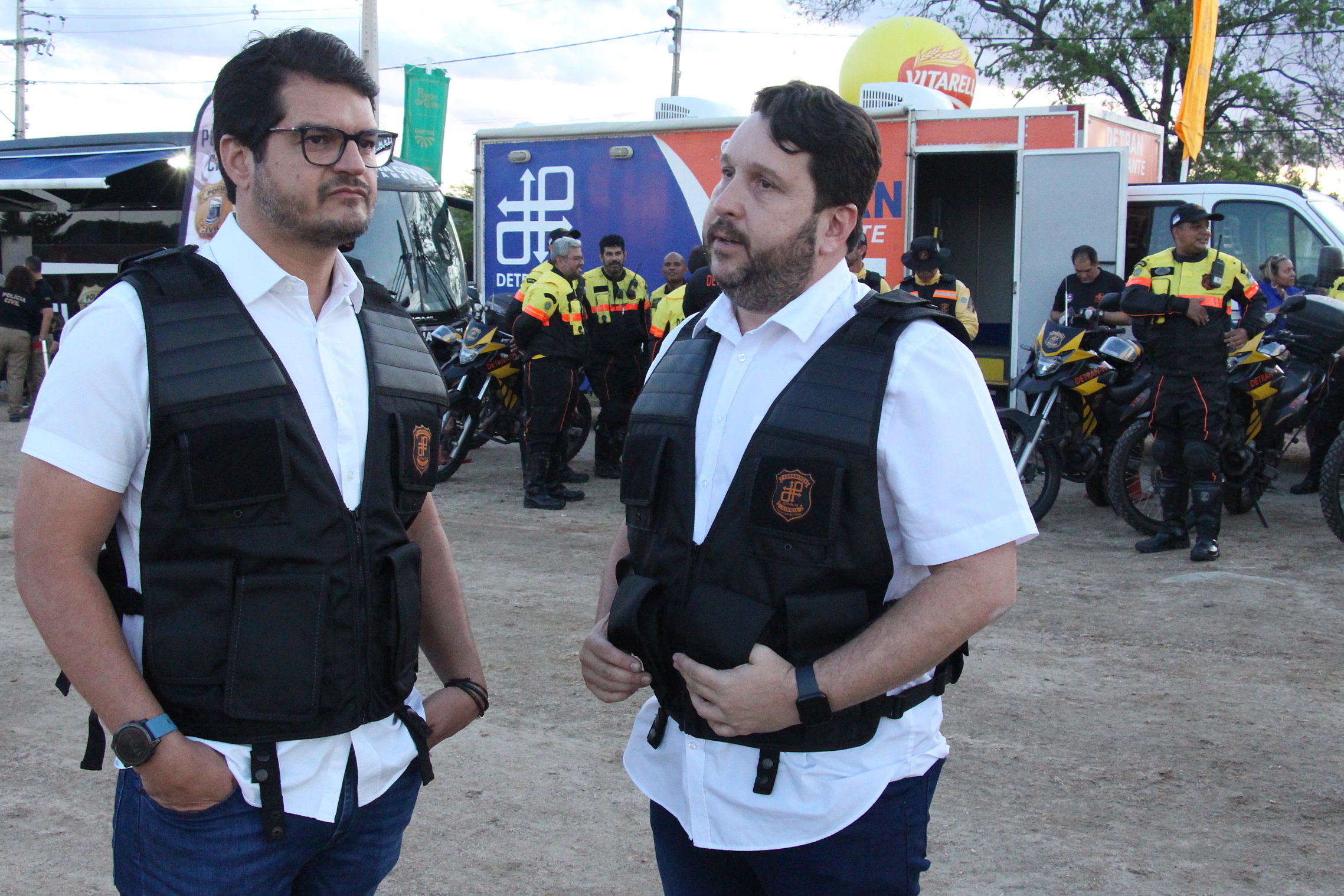 Na foto, o Diretor Presidente do DETRAN-PE, Carlos Ferreira Filho, acompanhado do Diretor Geral do Órgão, André Trajano, realizando visita técnica nas ações da Autarquia em Fazenda Nova, no espetáculo da Paixão de Cristo. Ao fundo, agentes de trânsito da fiscalização do DETRAN-PE e o Detran Itinerante.
