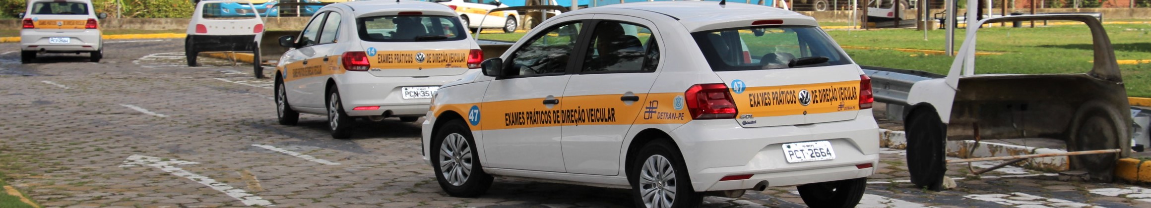 Foto colorida mostrando veículos no pátio de provas do Detran-PE