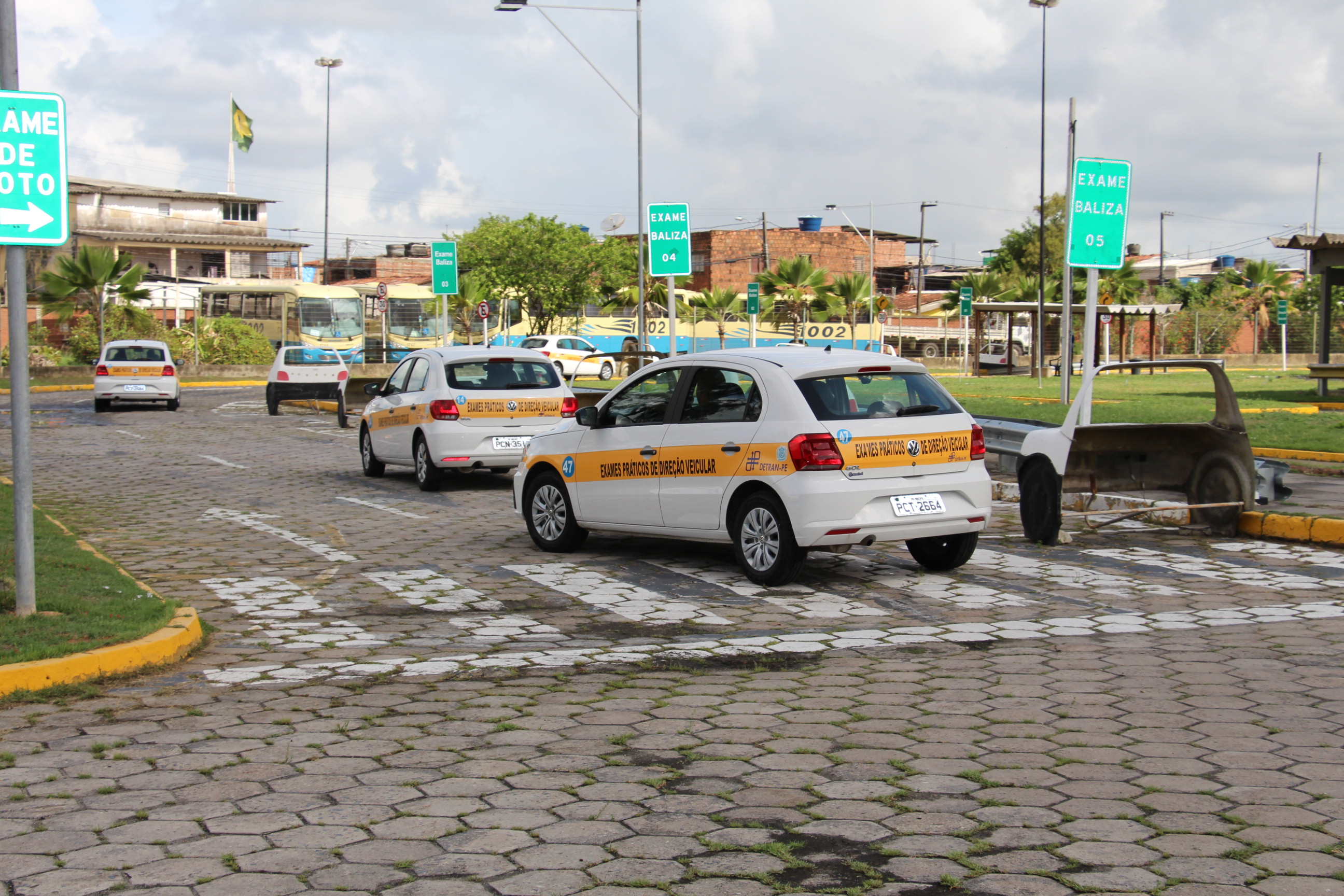 Foto colorida mostrando veículos no pátio de provas do Detran-PE