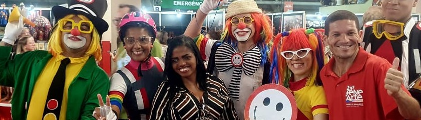 Imagem com pessoas vestidas dos personagens da Turma do Fom Fom. Educação para o Trânsito.