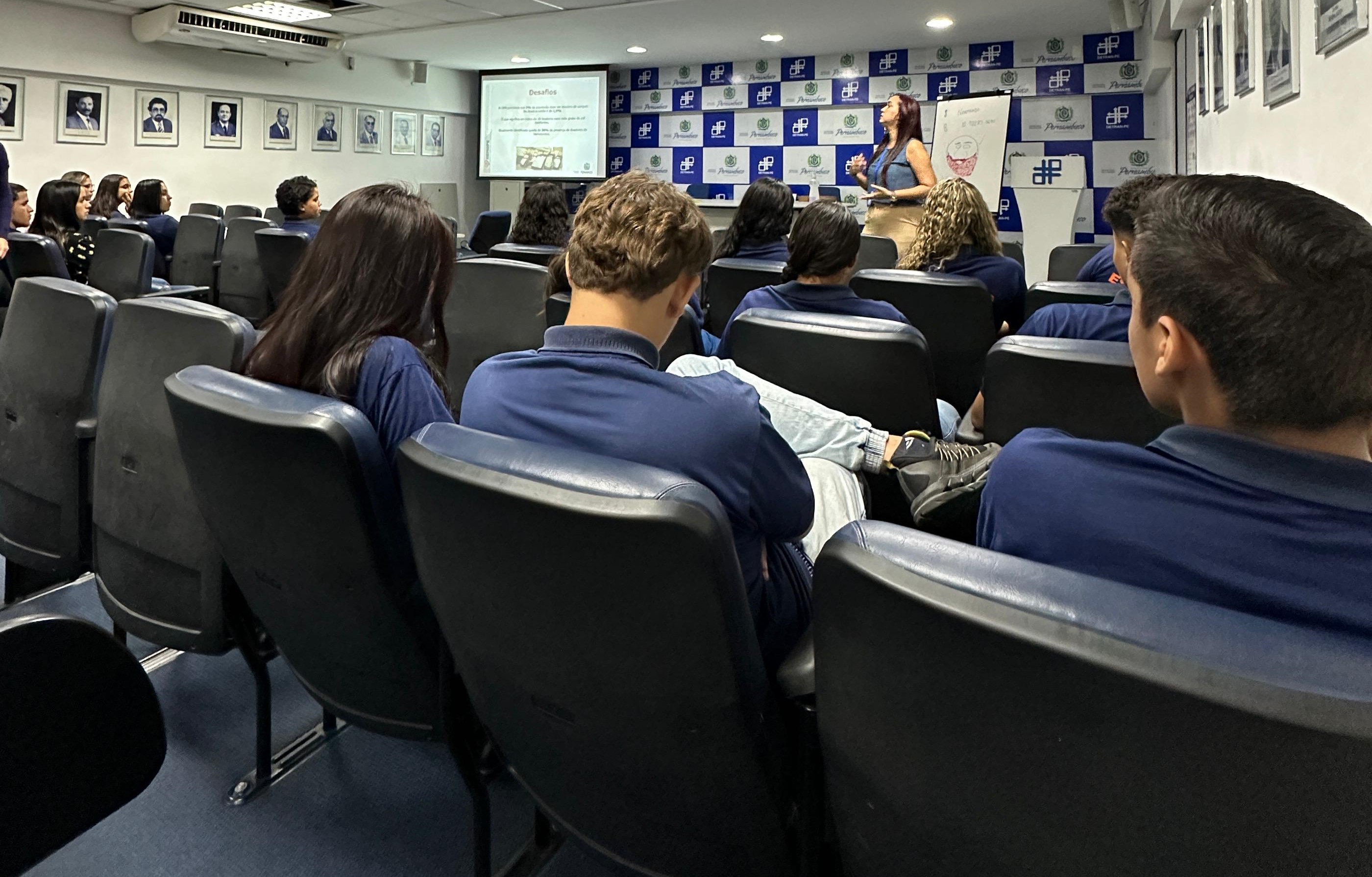 Foto colorida de palestra no Detran-PE