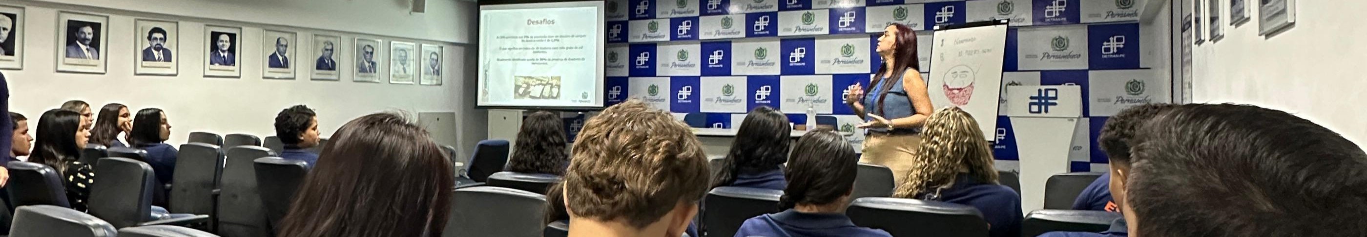 Foto colorida de palestra no Detran-PE