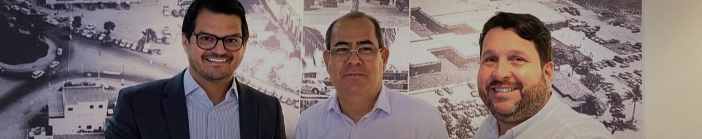 Foto colorido diretores reunidos com prefeito de Jaboatão dos Guararapes