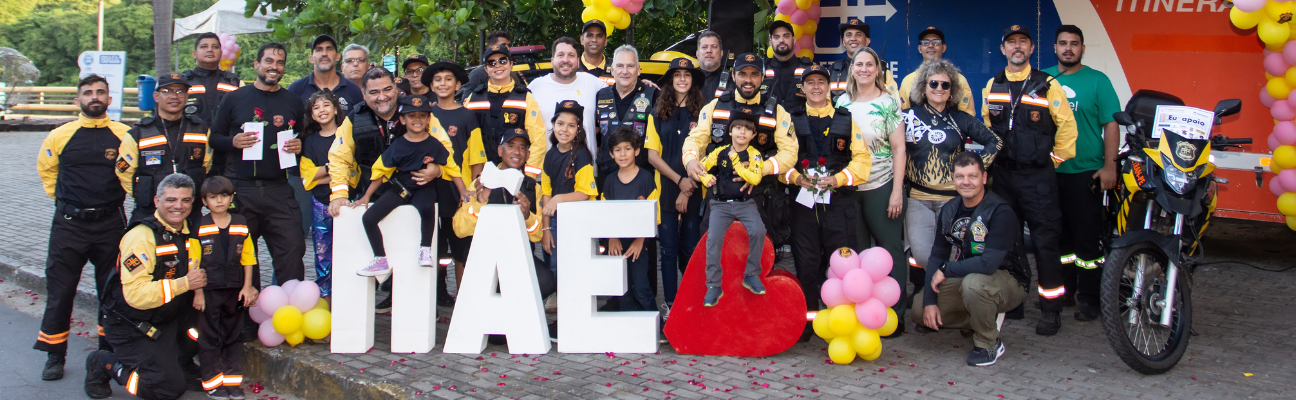 Na foto, o Diretor Geral do DETRAN-PE, André Trajano, acompanhado de agentes de trânsito e apoiadores do Movimento Maio Amarelo, posando para foto geral com equipe que fez parte da ação que aconteceu em frente ao Parque da Jaqueira e foi em homenagem ao Dia das Mães.