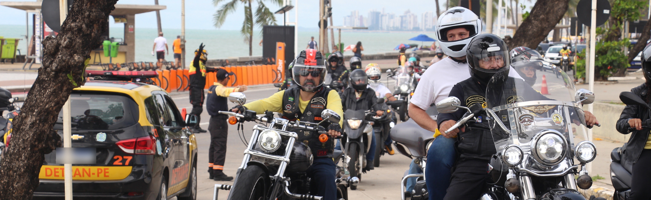 Um passeio motociclista, que foi do Parque da Jaqueira até o Dona Lindu, neste sábado (20), deu início a programação do Maio Amarelo no fim de semana em Pernambuco. No domingo (21), ocorreu ainda ação voltada para ciclistas, no Bairro do Recife, Centro da cidade, ambas, desenvolvidas pelo Departamento Estadual de Trânsito (Detran-PE)