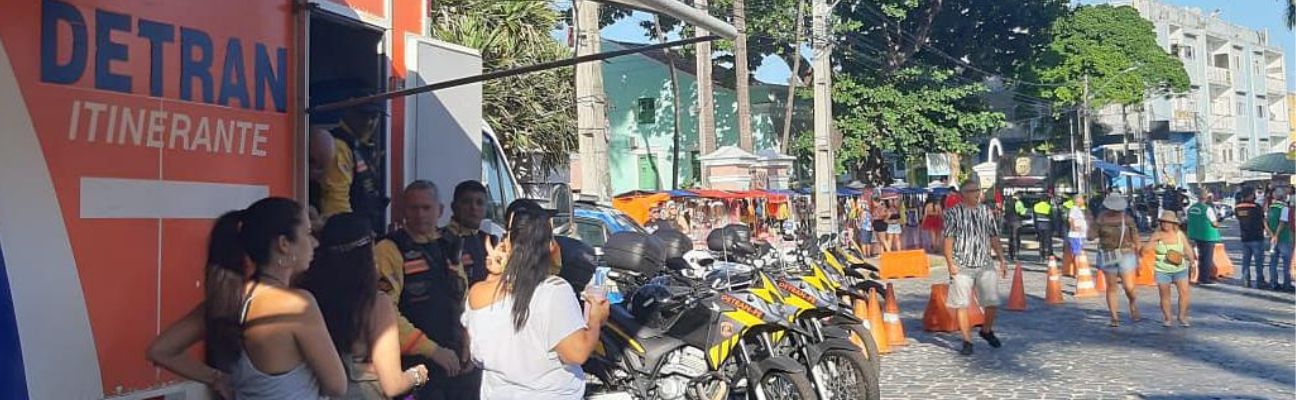 Caminhão do DETRAN Itinerante e agentes de trânsito nas prévias carnavalescas em Olinda 