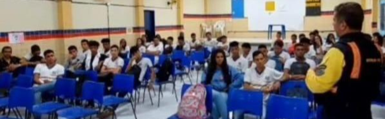 O Departamento Estadual de Trânsito (Detran-PE) reforçou as ações educativas do Maio Amarelo, com um dia exclusivo, voltado para estudantes das redes pública e privada estadual. O “Dia D” aconteceu nesta segunda-feira (29), com palestras e atividades lúdicas, em 21 escolas de sete municípios da Região Metropolitana do Recife. A ação ocorreu em dois turnos, manhã e tarde, com o propósito de ampliar o conhecimento dos estudantes sobre as normas de trânsito. O Maio Amarelo é um movimento de conscientização da sociedade sobre a segurança no trânsito, que utiliza a cor amarela como símbolo de atenção.