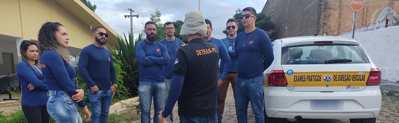 O Departamento Estadual de Trânsito (Detran-PE) encerrou a última turma da capacitação de examinadores de trânsito e instrutores de autoescolas, com regras para exames práticos de direção nos pátios das Circunscrições Regionais de Trânsito (Ciretrans). O conteúdo, para a habilitação na categoria B, atendeu resolução 789/2020 do Conselho Nacional de Trânsito (Contran). A capacitação ocorreu em 15 Ciretrans com pátios de exames práticos, reunindo integrantes das demais.
