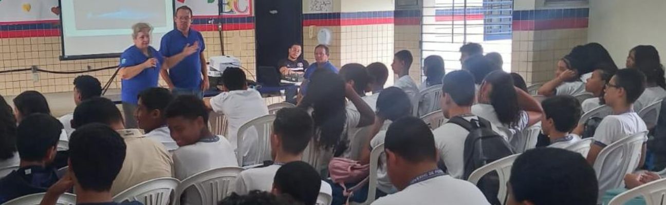 Educadores de trânsito da Superintendência de Educação de Trânsito, Imprensa e Publicidade Institucional do DETRAN-PE, palestrando para jovens da Escola Municipal Frei Caneca, em Camaragibe, sobre alcoolemia e os perigos de conduzir sob efeito da embriaguez.