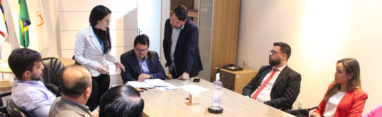 Na foto, o diretor-presidente do DETRAN-PE, Carlos Fernando Ferreira, e o diretor-geral, André Trajano, receberam representantes de departamentos e delegacias da Polícia Civil de Pernambuco para discutir sobre o tema. O primeiro encontro serviu para alinhar estratégias e parcerias voltadas para repressão a tais delitos. Participaram da reunião o diretor do Departamento de Repressão à Corrupção e ao Crime Organizado (Dracco), Ramon Teixeira, o diretor do Departamento de Repressão ao Crime Organizado (Depatri), Paulo Berenguer, além de titulares e adjuntos da Delegacia de Roubos e Furtos de Veículos (DRFV), Delegacia de Polícia de Delitos de Trânsito (DPDT) e Delegacia de Polícia de Repressão ao Estelionato (DPRE).