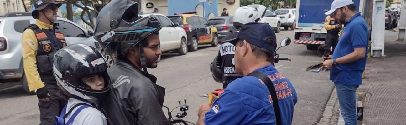 Ações do Departamento Estadual de Trânsito (Detran-PE), dentro das atividades do Maio Amarelo, chegaram a Vitória de Santo Antão (Zona da Mata) e Toritama (Agreste), esta semana, com prestação de serviços e educação de trânsito. A programação nas duas cidades incluiu palestra, recreação com crianças, simulador de direção, além da distribuição de material educativo, lixeirinhas e lacinhos amarelos, símbolo da campanha. As atuações nos municípios foram desenvolvidas por técnicos da Educação de Trânsito e agentes da Fiscalização do Detran-PE.