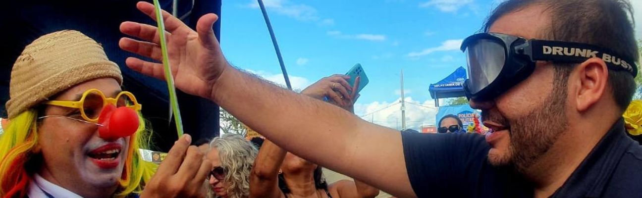 A Capital do Forró, Caruaru, recebeu neste fim de semana, operação do Departamento Estadual de Trânsito (Detran-PE), específica para as festas juninas. A atuação ocorreu no Alto do Moura, no sábado (10), e no Polo Infantil, no domingo (11), com ações educativas, lúdicas e prestação de serviços. As ações foram realizadas no período da tarde, das 13h às 16h, no Alto do Moura, e das 16h às 19h, no Polo Infantil.  No sábado, a atuação foi voltada para os frequentadores dos bares localizados no Alto do Moura. Para isso, foram utilizados os óculos que simulam embriaguez e utilizada a medalha “Amigo da Vez”. Os óculos apresentam as sensações de um indivíduo sob efeito de álcool, como visão embaçada, distorcida, e alteração na percepção de lateralidade e profundidade. Durante a ação nos bares, os frequentadores que não estavam fazendo uso de bebida alcoólica, ganharam a medalha “Amigo da Vez”, ficando responsáveis pela condução dos amigos na volta para casa.