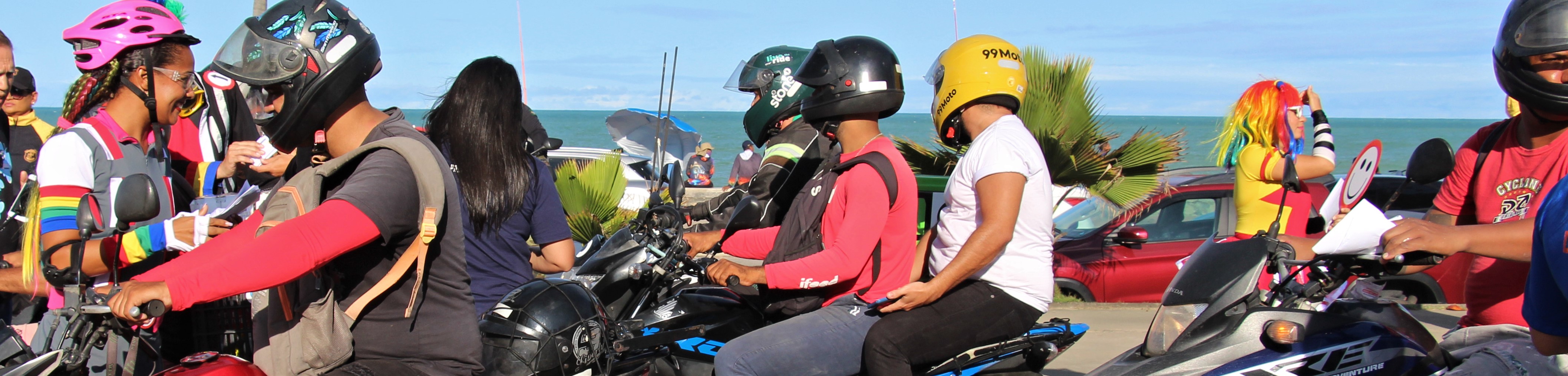 Imagens de motociclistas durante ação do Detran-PE
