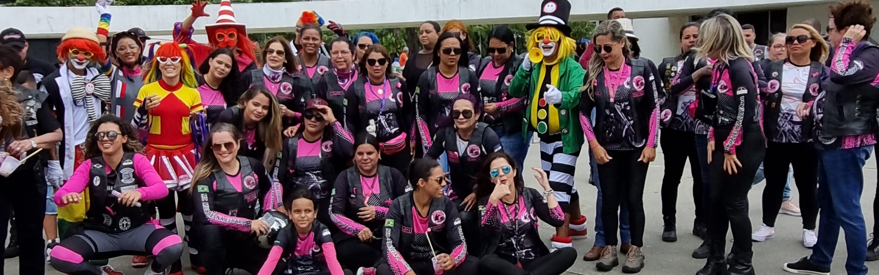 Foto com motociclistas no passeio Outubro Rosa