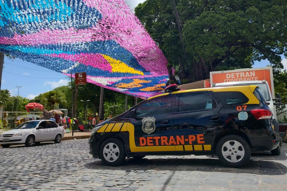 Na foto, carro da fiscalização de trânsito do DETRAN-PE em Olinda.