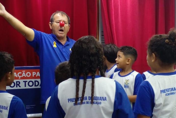 As atividades do Maio Amarelo invadiram as ruas de Bezerros (102 km do Recife), e Goiana (62 km do Recife) nesta quinta-feira (11), promovidas pelo Departamento Estadual de Trânsito (Detran-PE). A programação reforçou as medidas educativas, com blitz instrutiva, e levou serviços à população, por meio do Detran Itinerante, caminhão equipado para atendimentos externos. As ações foram voltadas para motoristas e motociclistas, com orientações e distribuição de material informativo, além de estudantes que participaram de tarefas lúdicas.
