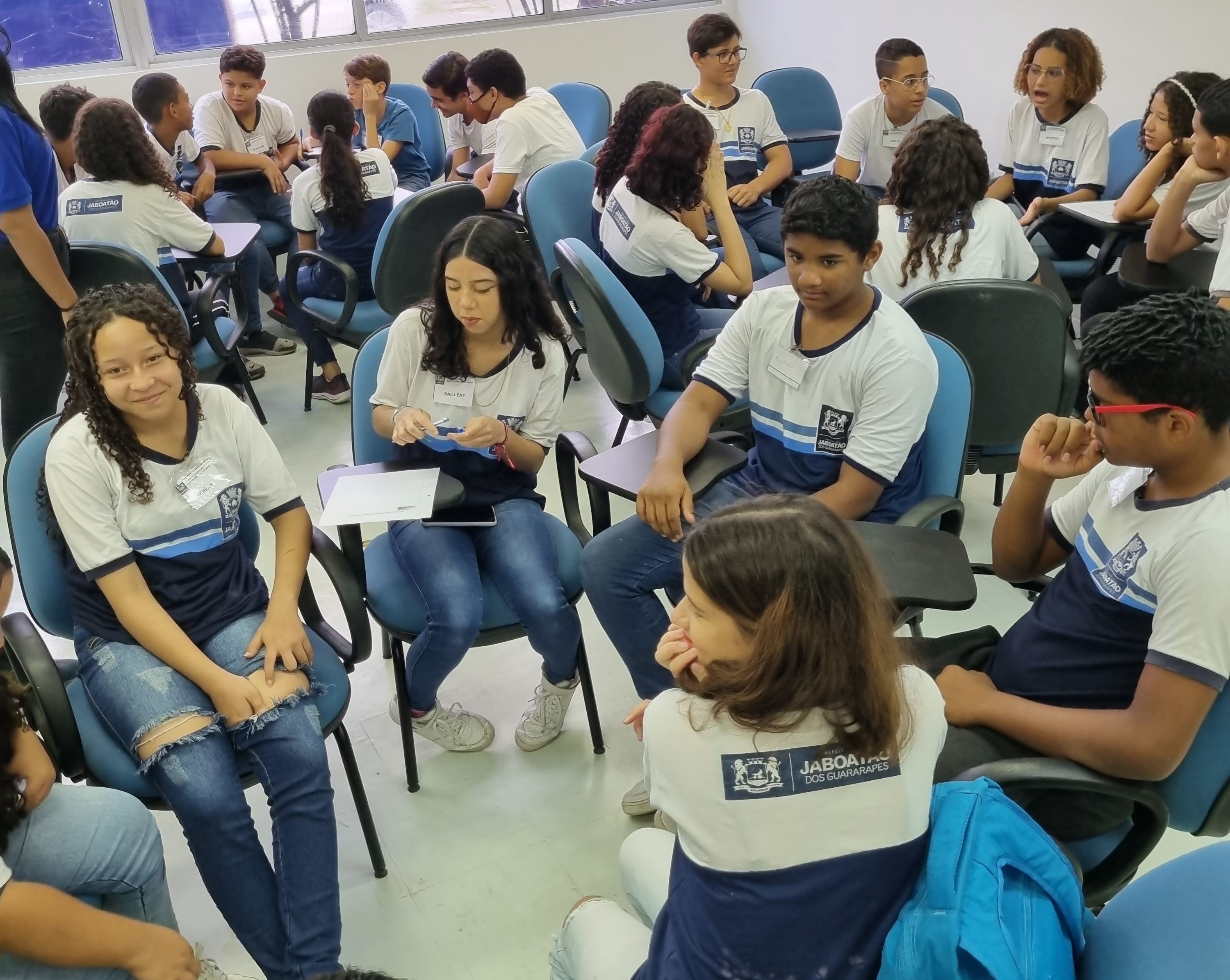 Foto colorida de alunas em sala de aula