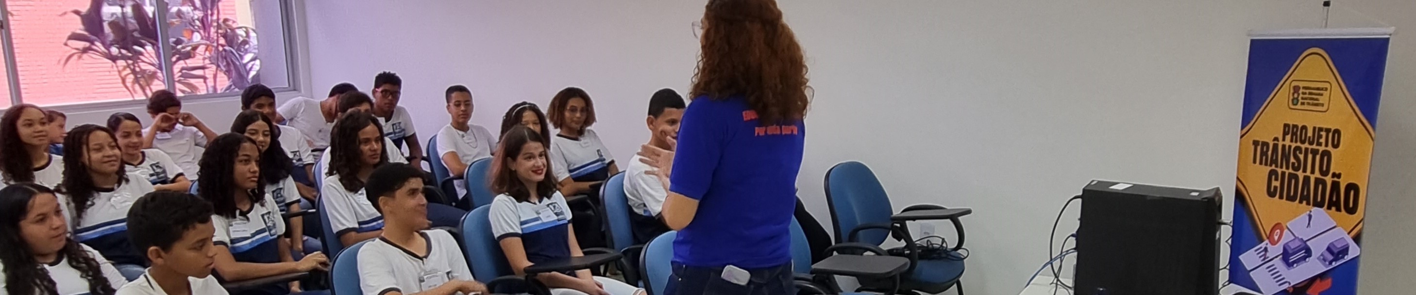 Foto colorida mostrando alunos em sala de aula