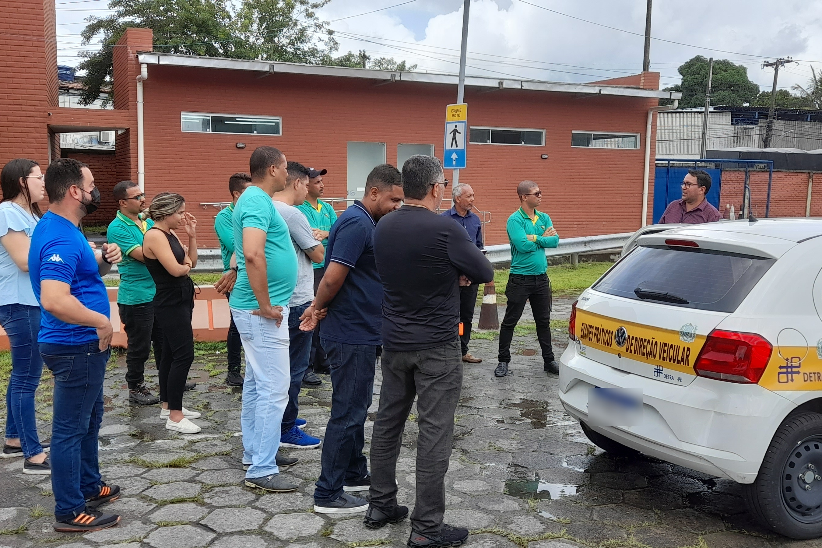 O Departamento Estadual de Trânsito (Detran-PE) encerrou a última turma da capacitação de examinadores de trânsito e instrutores de autoescolas, com regras para exames práticos de direção nos pátios das Circunscrições Regionais de Trânsito (Ciretrans). O conteúdo, para a habilitação na categoria B, atendeu resolução 789/2020 do Conselho Nacional de Trânsito (Contran). A capacitação ocorreu em 15 Ciretrans com pátios de exames práticos, reunindo integrantes das demais.