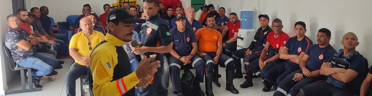 foto colorida de agente fazendo explanação para um grupo