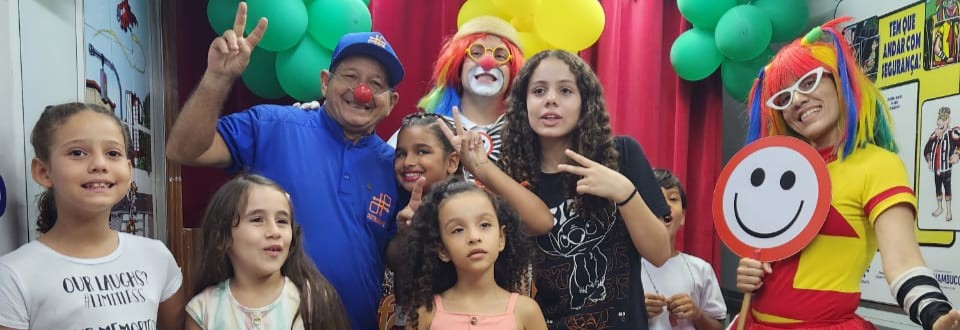Turma do Fom-Fom com crianças