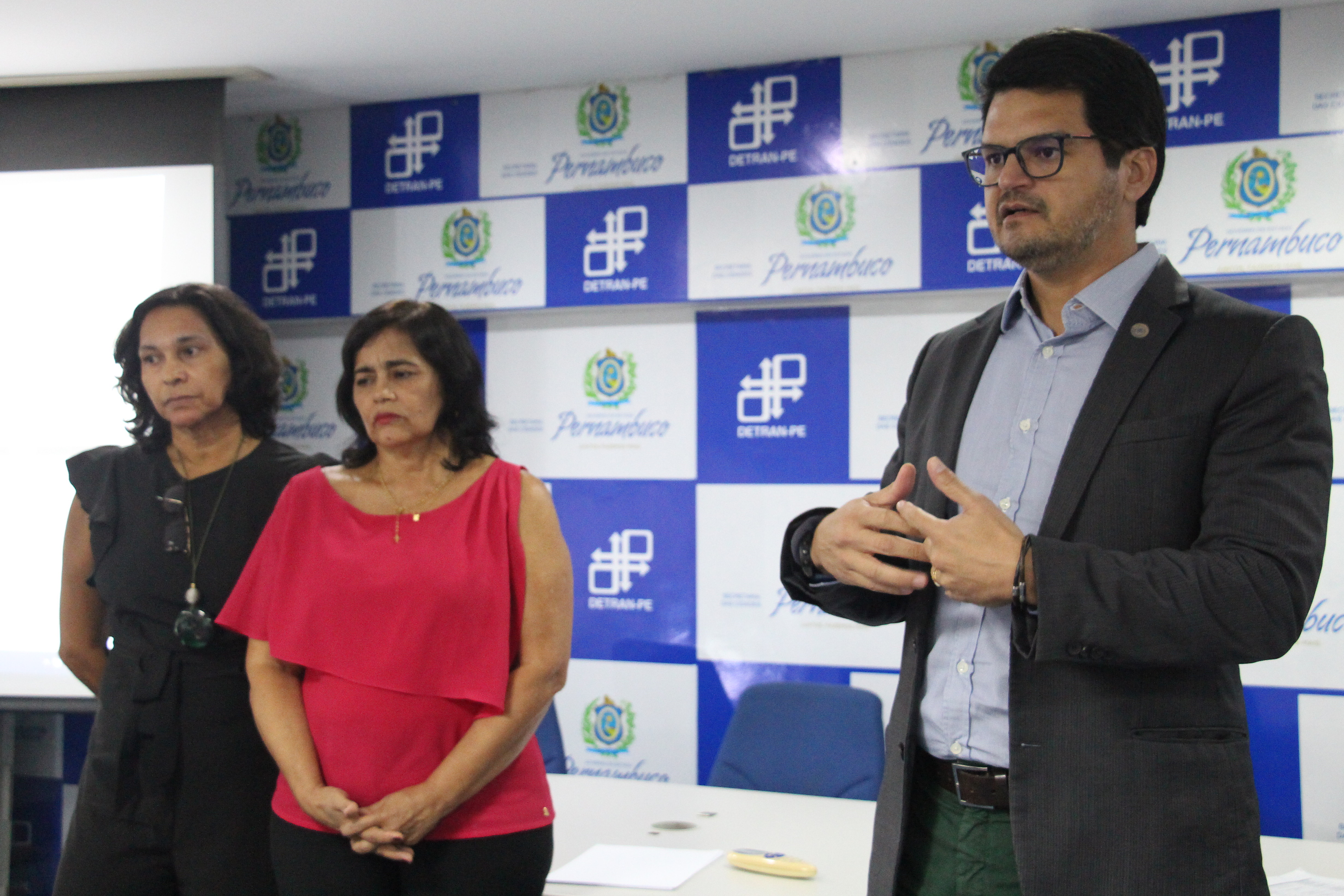 Com a finalidade de integrar e aprimorar os serviços à população, foi encerrada pelo Diretor Presidente do Departamento Estadual de Trânsito – DETRAN-PE, Carlos Ferreira, a reunião com coordenadores das lojas de atendimento e das Circunscrições Regionais de Trânsito (Ciretrans), que aconteceu hoje (5), no auditório da sede do órgão, localizado no bairro da Iputinga, Zona Oeste do Recife. O objetivo do encontro foi estreitar os laços da nova diretoria da Autarquia com os novos colaboradores.  Na oportunidade, Ferreira destacou que o foco da sua gestão é construir uma empresa melhor, valorizando os servidores, pois todos são importantes, principalmente, quem está na ponta, que estão trabalhando diretamente com o público. “Nossa missão é promover no Estado um trânsito seguro, humanizado e com responsabilidade socioambiental, estabelecendo excelência na prestação dos serviços com introdução de processos inovadores, redução da burocracia e resgate da autoestima e da motivação dos seus servidores”.