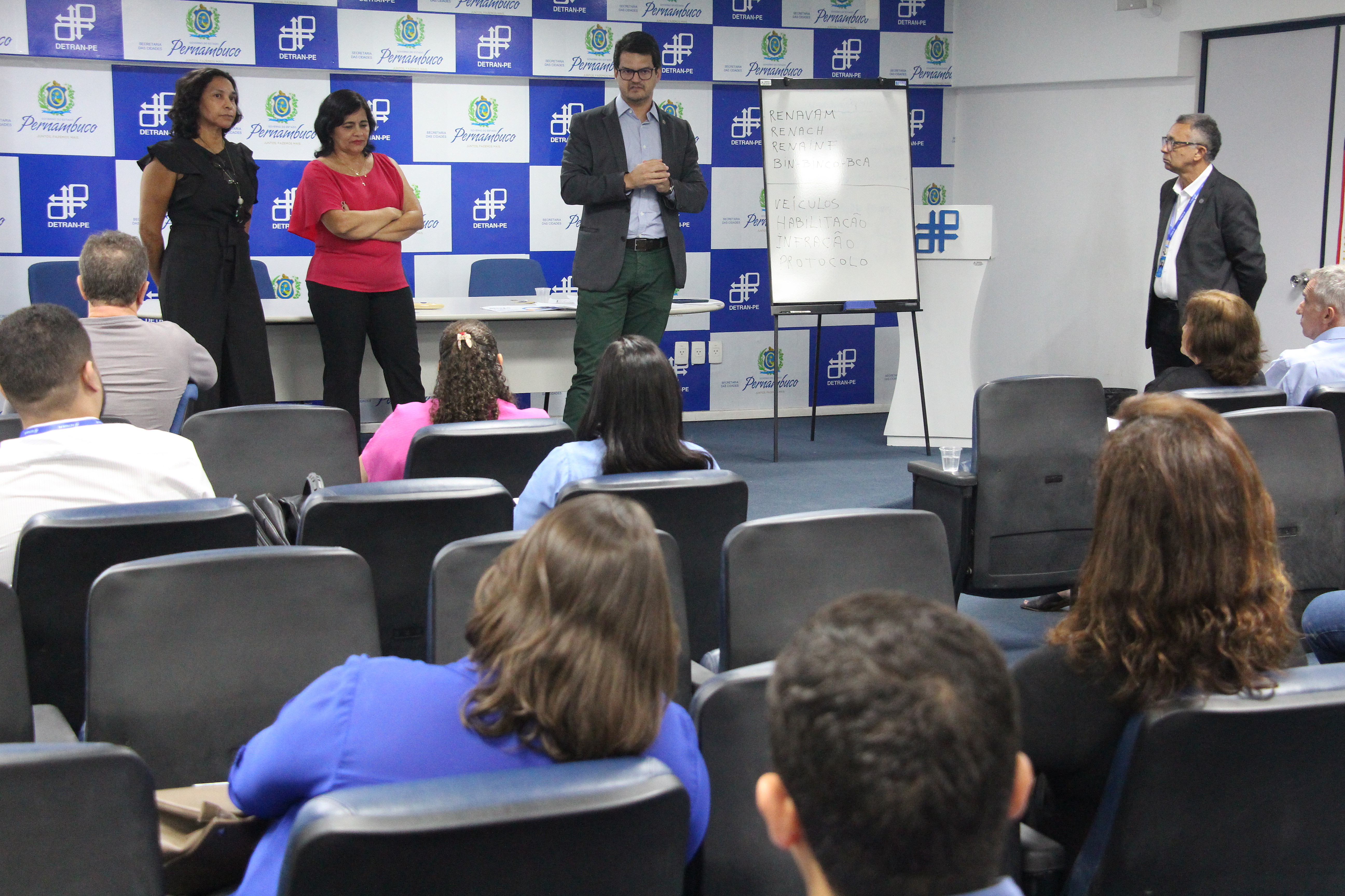 Com a finalidade de integrar e aprimorar os serviços à população, foi encerrada pelo Diretor Presidente do Departamento Estadual de Trânsito – DETRAN-PE, Carlos Ferreira, a reunião com coordenadores das lojas de atendimento e das Circunscrições Regionais de Trânsito (Ciretrans), que aconteceu hoje (5), no auditório da sede do órgão, localizado no bairro da Iputinga, Zona Oeste do Recife. O objetivo do encontro foi estreitar os laços da nova diretoria da Autarquia com os novos colaboradores.  Na oportunidade, Ferreira destacou que o foco da sua gestão é construir uma empresa melhor, valorizando os servidores, pois todos são importantes, principalmente, quem está na ponta, que estão trabalhando diretamente com o público. “Nossa missão é promover no Estado um trânsito seguro, humanizado e com responsabilidade socioambiental, estabelecendo excelência na prestação dos serviços com introdução de processos inovadores, redução da burocracia e resgate da autoestima e da motivação dos seus servidores”.