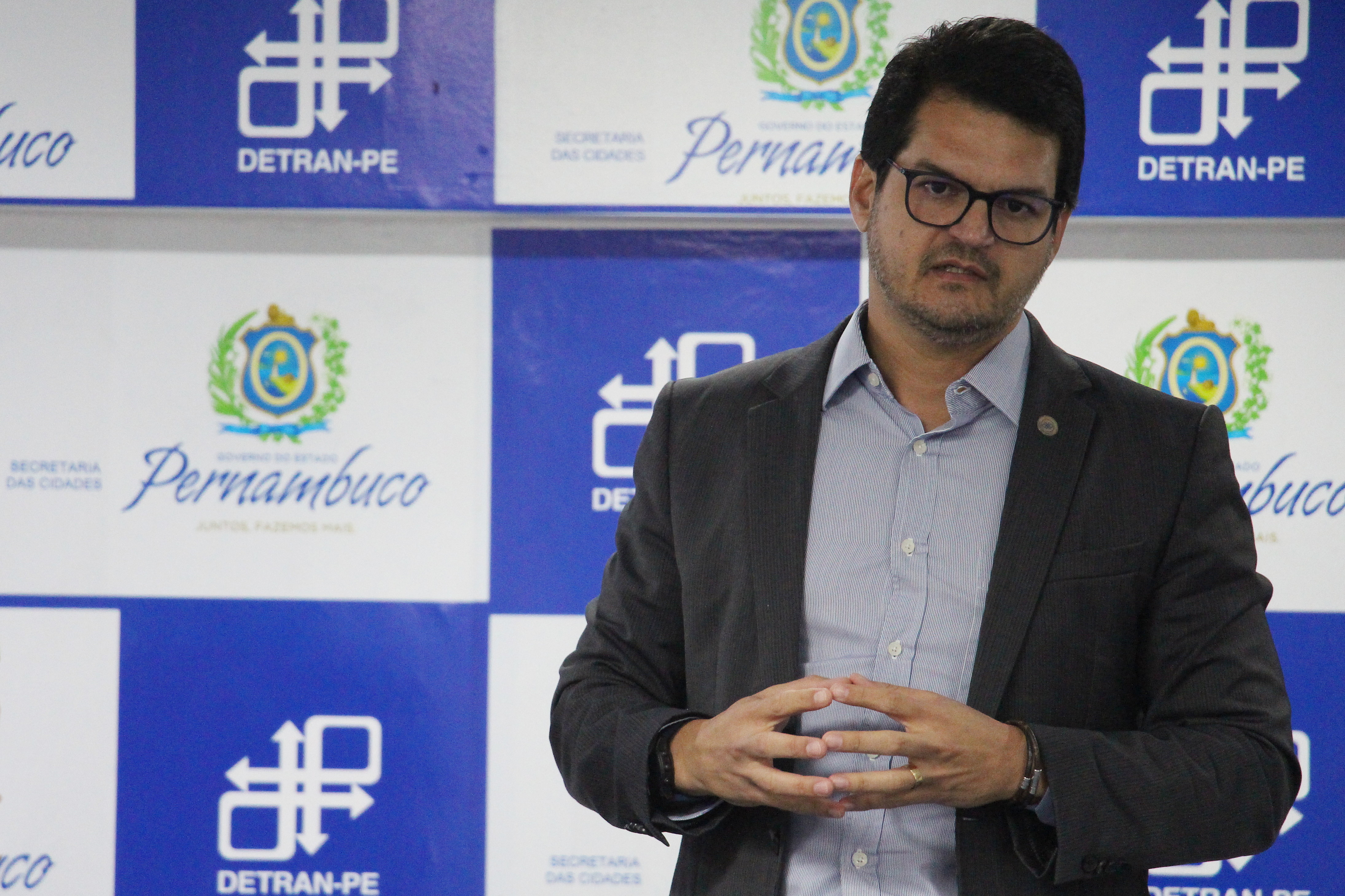 Com a finalidade de integrar e aprimorar os serviços à população, foi encerrada pelo Diretor Presidente do Departamento Estadual de Trânsito – DETRAN-PE, Carlos Ferreira, a reunião com coordenadores das lojas de atendimento e das Circunscrições Regionais de Trânsito (Ciretrans), que aconteceu hoje (5), no auditório da sede do órgão, localizado no bairro da Iputinga, Zona Oeste do Recife. O objetivo do encontro foi estreitar os laços da nova diretoria da Autarquia com os novos colaboradores.  Na oportunidade, Ferreira destacou que o foco da sua gestão é construir uma empresa melhor, valorizando os servidores, pois todos são importantes, principalmente, quem está na ponta, que estão trabalhando diretamente com o público. “Nossa missão é promover no Estado um trânsito seguro, humanizado e com responsabilidade socioambiental, estabelecendo excelência na prestação dos serviços com introdução de processos inovadores, redução da burocracia e resgate da autoestima e da motivação dos seus servidores”.
