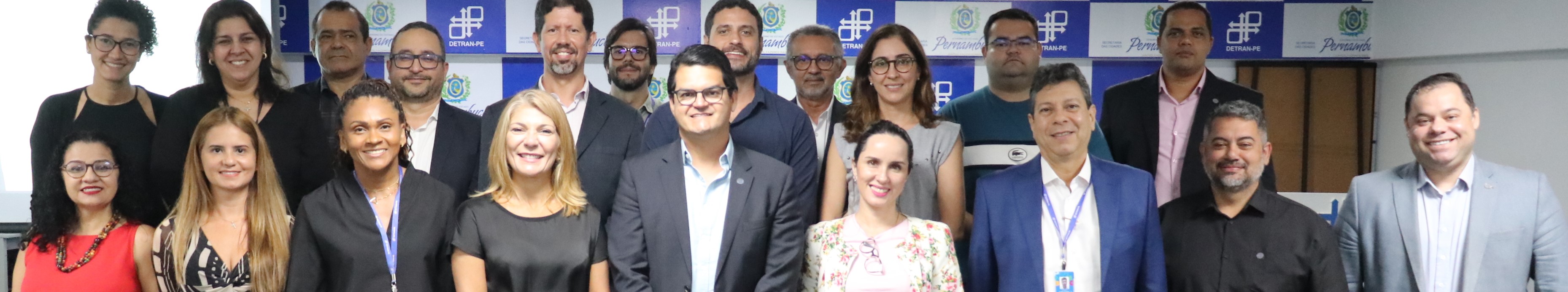 Foto de equipe do Detran-PE em encontro com a Controladoria do Estado