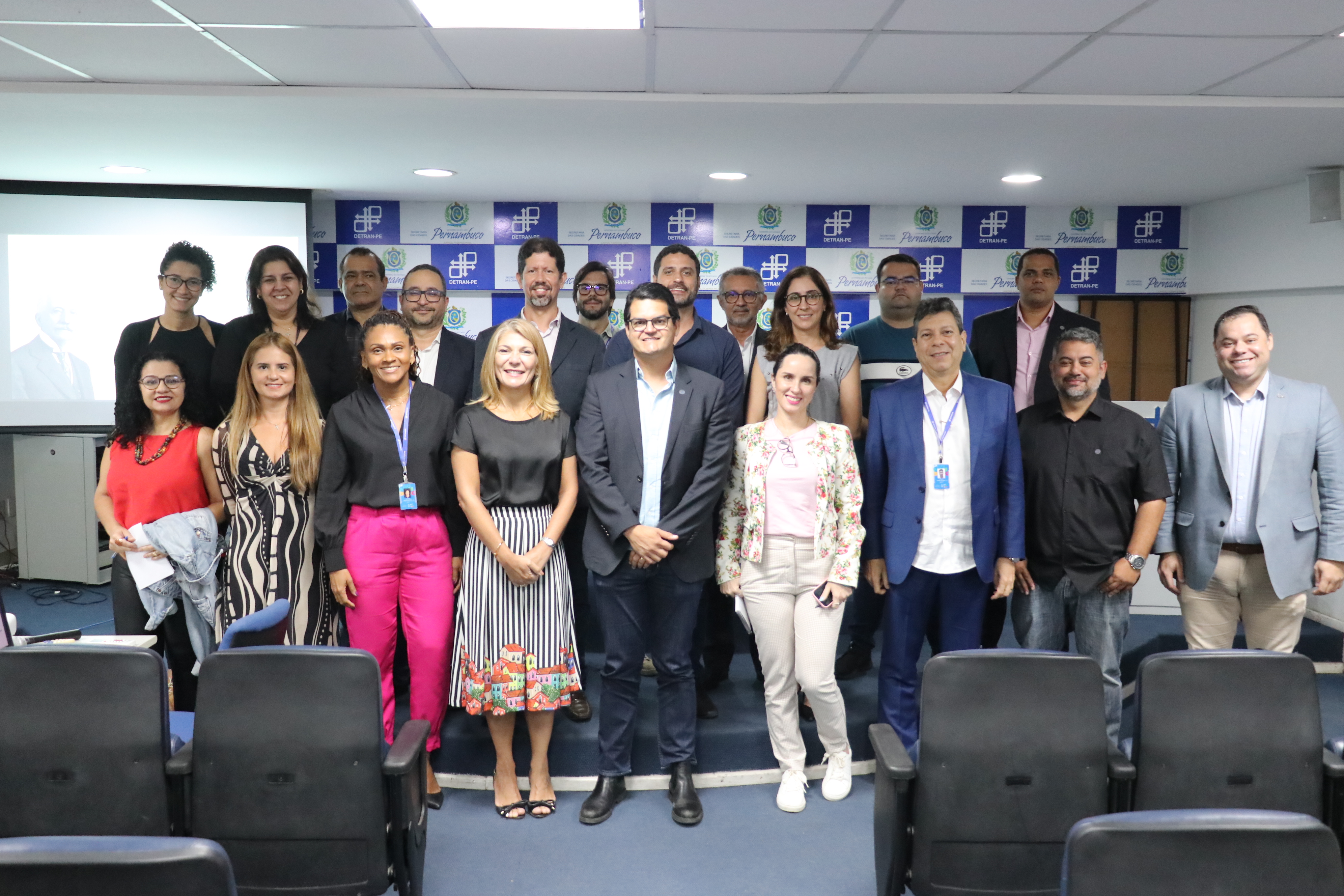 Foto de equipe do Detran-PE em encontro com a Controladoria do Estado