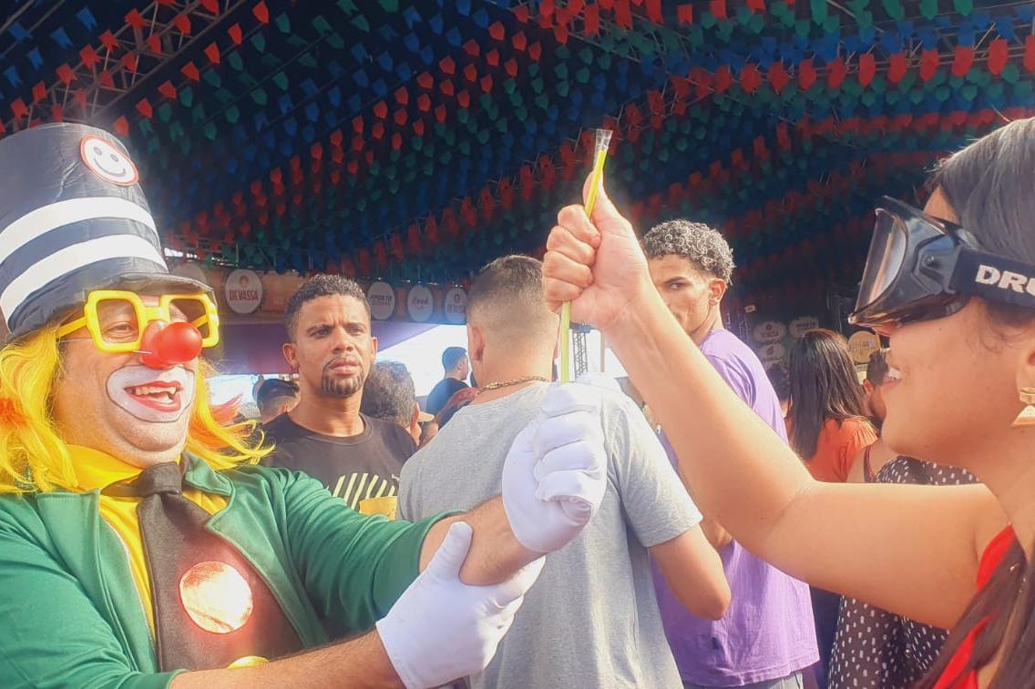A Capital do Forró, Caruaru, recebeu neste fim de semana, operação do Departamento Estadual de Trânsito (Detran-PE), específica para as festas juninas. A atuação ocorreu no Alto do Moura, no sábado (10), e no Polo Infantil, no domingo (11), com ações educativas, lúdicas e prestação de serviços. As ações foram realizadas no período da tarde, das 13h às 16h, no Alto do Moura, e das 16h às 19h, no Polo Infantil.  No sábado, a atuação foi voltada para os frequentadores dos bares localizados no Alto do Moura. Para isso, foram utilizados os óculos que simulam embriaguez e utilizada a medalha “Amigo da Vez”. Os óculos apresentam as sensações de um indivíduo sob efeito de álcool, como visão embaçada, distorcida, e alteração na percepção de lateralidade e profundidade. Durante a ação nos bares, os frequentadores que não estavam fazendo uso de bebida alcoólica, ganharam a medalha “Amigo da Vez”, ficando responsáveis pela condução dos amigos na volta para casa.